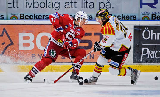 Stefan Pettersson, Södertälje, lurar Lars Jonsson, Brynäs