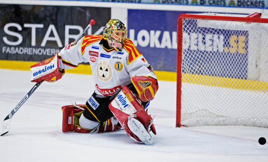 Jacob Markström, målvakt, räddar ett skott