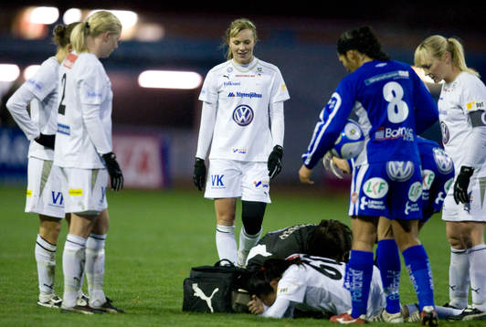 Johanna Frisk vandrar fram till Marta da Silva som ligger