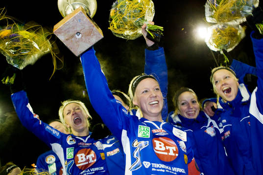 Caroline Seger lyfter pokalen