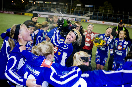 Josefine Öqvist firar med sitt lag. Jubel, glädje
