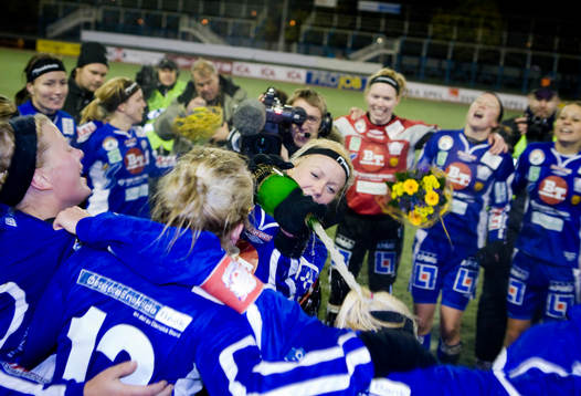 Josefine Öqvist firar med sitt lag. Jubel, glädje