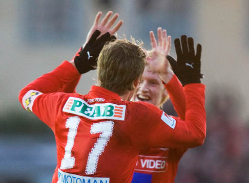 2-0, Rasmus Elm grattas av Viktor Elm