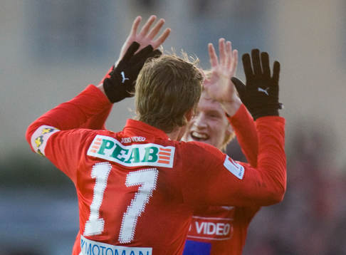 2-0, Rasmus Elm grattas av Viktor Elm