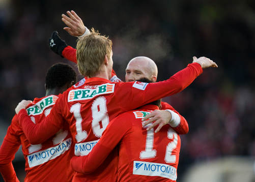 1-0, Rasmus Elm, som tackar passningsläggaren Henrik