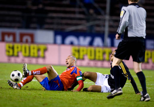 Henrik Larsson, Helsingborg, dras omkull