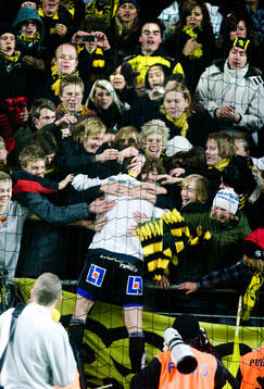 Johan Wiland, målvakt, Elfsborg, kramas om av klacken