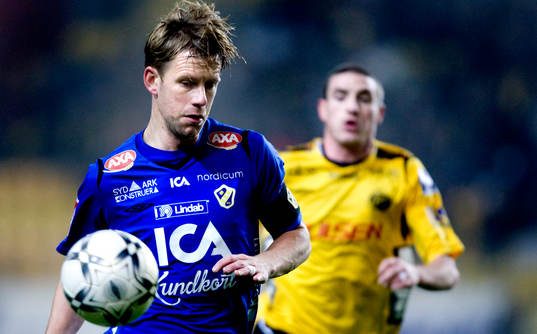 Tommy Jönsson, Halmstad,  jagas av James Keene, Elfsborg