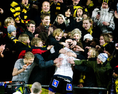 Johan Wiland, målvakt, Elfsborg, kramas om av klacken