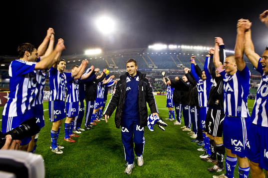 Niclas Alexandersson, tackas av sina lagkamrater