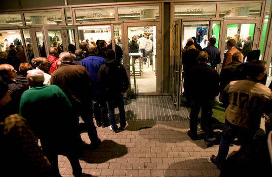 Populärt med ishockey i Ängelholm. Mycket folk som