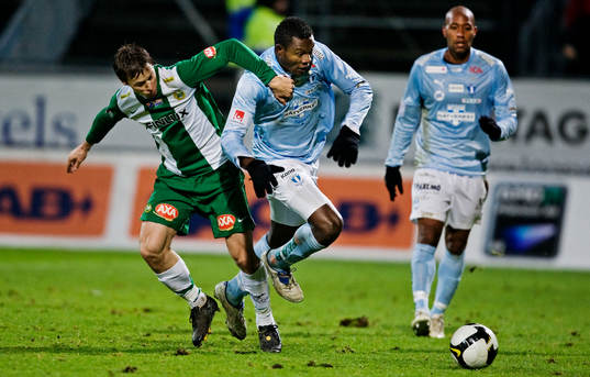 David Johansson, Hammarby, drar i tröjan på Edward Ofere,