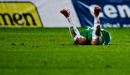 Charlie Davies, ligger utslagen på marken