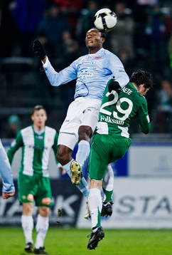 Edward Ofere, Malmö, vinner en nickduell mot Carlos Gaete,