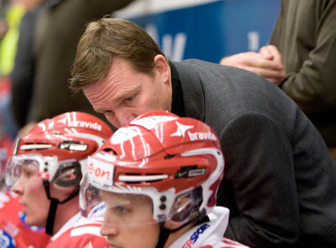 Charles Berglund, Tränare, snackar med Jonathan Hedström