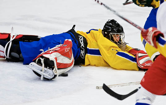 Niklas Svedberg, målvakt, Sverige, räddar ett skott
