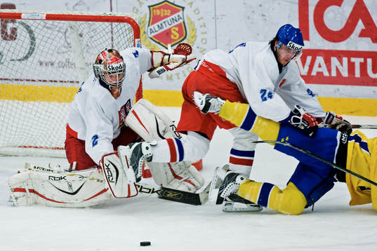 Dominik Furch, målvakt, och Jan Eberle, Tjeckien, avstyr