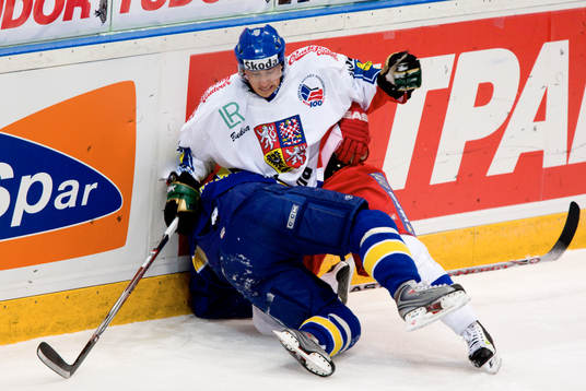 Martin Sevc, Tjeckien trycker ner Mika Hannula, Sverige