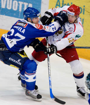 Mikko Jokela, Finland trycker till Alexey Tereshchenko,