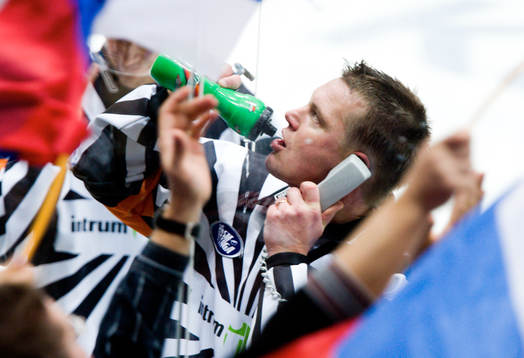 Domare Marcus Vinnerborg dricker lite vatten medan han