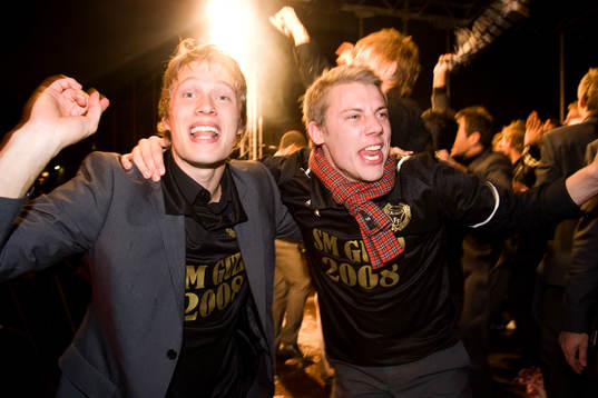 Viktor Elm och Patrik Ingelsten, tas emot av glada