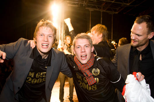 Viktor Elm, Patrik Ingelsten och Tobias Carlsson, tas emot