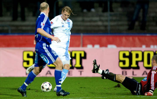 Ola Toivonen, Malmö, lyfter in 2-0