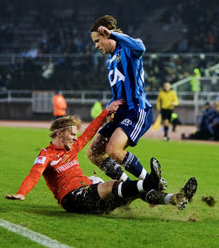 Rasmus Östman, Trelleborg, stoppar Sebastian Rajalakso,