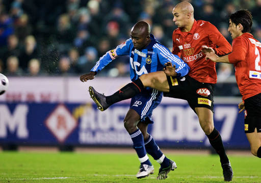 Max Fuxberg, Trelleborg, stoppar Jones Kusi Asare,