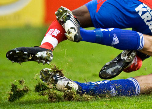 Fot, ben, tackling, gräs, gräsplan, skada, tuva