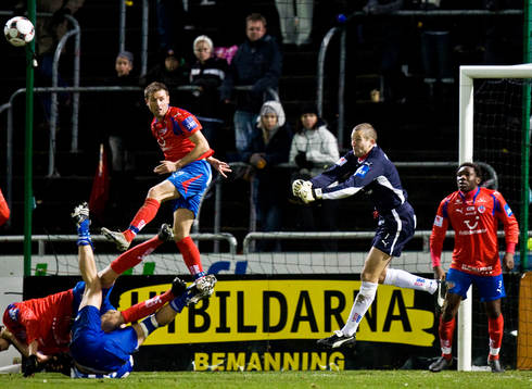 Daniel Andersson, målvakt, boxar ut bollen. Erik