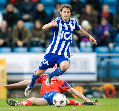 Marcus Bergholtz glidtacklar Stefan Selakovic