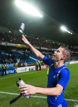 Niclas Alexandersson kastar upp benskydden till fansen