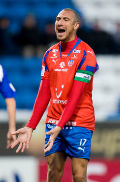 Henrik Larsson skriker ut sin besvikelse över en miss