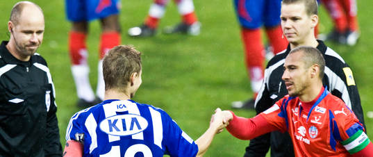 Niclas Alexandersson och Henrik Larsson, tar i hand,