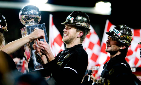 Joachim Lantz med pokalen, jubel. Svenska Mästare 2008,