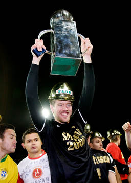Joachim Lantz, med pokalen, jubel. Svenska Mästare 2008,