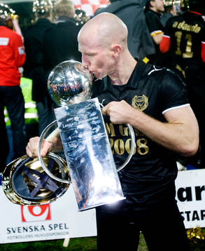 Henrik Rydström,  med pokalen, jubel, puss. Svenska