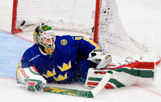 Johan Holmqvist, Målvakt, med pucken bakom sig som blev