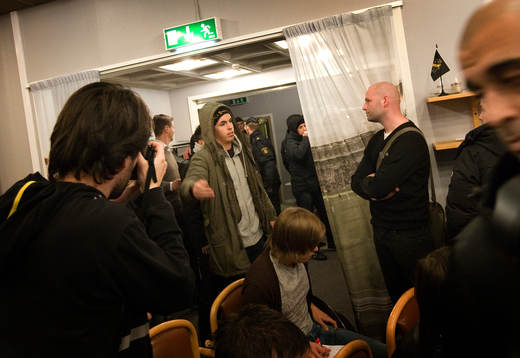Supportrar tar sig in på presskonferensen