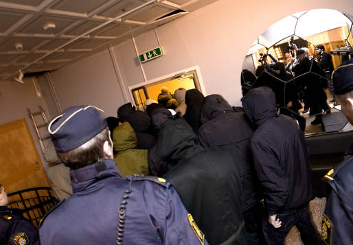 Supportrar tar sig in på presskonferensen