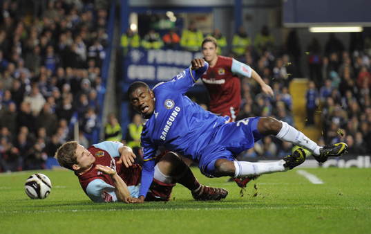 Salomon Kalou, Chelsea och Joey Gudjonsson, Burnley, åker
