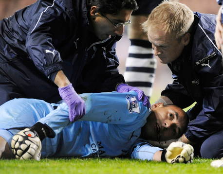 Heurelho Gomes, målvakt, Tottenham, får läkarvård. Skada