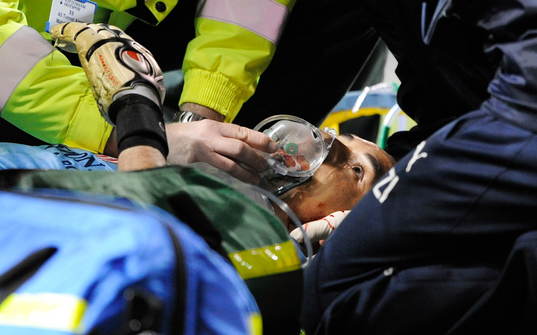 Heurelho Gomes, målvakt, Tottenham, får läkarvård. Skada