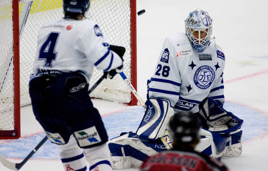Eddie Läck, målvakt, Leksand, i svårighet igen. Två