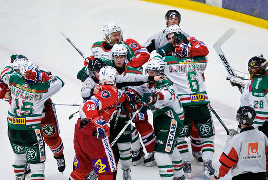 Grinigt mellan lagen. Gruff, bråk, irritation, slagsmål