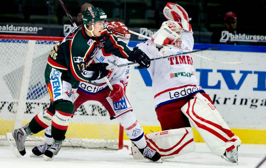Omdiskuterad situation, Johan Backlund, målvakt, ramlar
