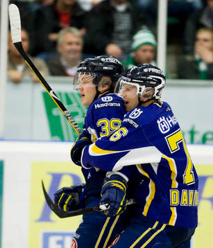 Jukka Voutilainen och Johan Davidsson, HV71, jubel