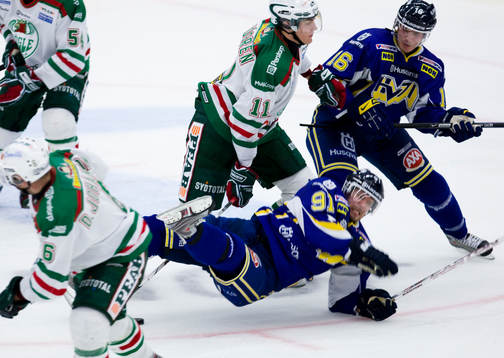 Björn Melin faller och Kris Beech, HV71. Mattias Sjöberg,