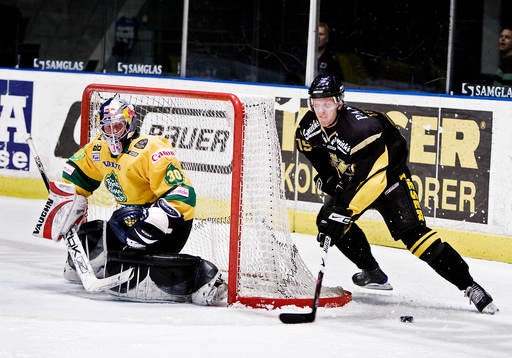 Tobias Ericsson, AIK rundar Thomas Sehlstedt, målvakt